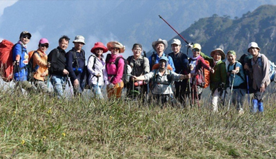 華云獼猴桃基地摘野果，挖地瓜，扎帳篝火晚會
